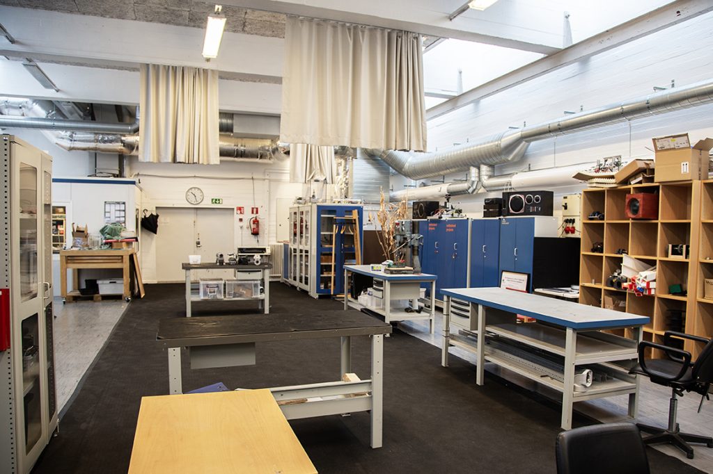 Kuvassa Aalto-yliopiston LocoLab: Mechatronics Lab.